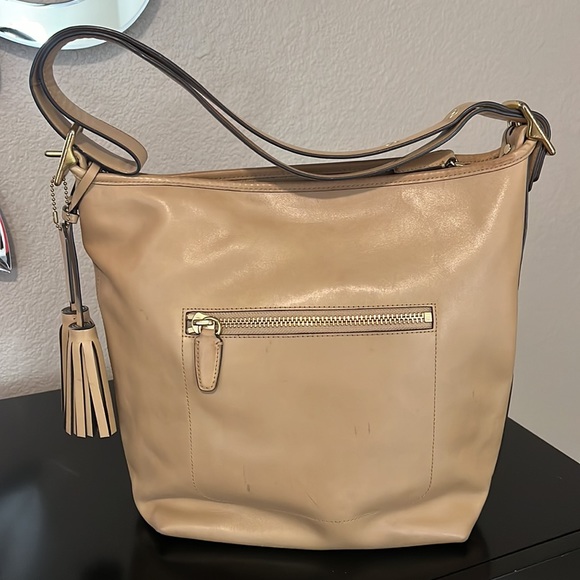 Gorgeous Coach Leather Hobo bag in a camel color. Zip closure, side zip pocket. - Picture 2 of 13